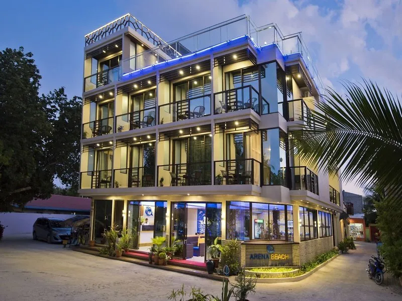 Zunanjost Arena Beach Hotela na otoku Maafushi ob večerni osvetlitvi