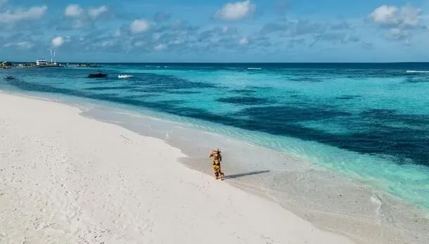 Čudovita turkizna laguna in peščena plaža pred hotelom Ari Grand na otoku Dhangethi