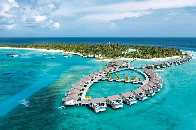 Zračni posnetek luksuznih vodnih vil na Atmosphere Kanifushi Maldives