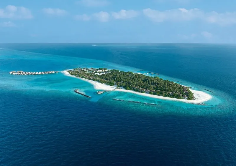 Zračni posnetek otoka Avani+ Fares Maldives Resort s turkizno laguno