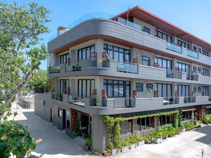 Zunanjost hotela Ayala Ocean View na otoku Gulhi s sodobno sivo fasado