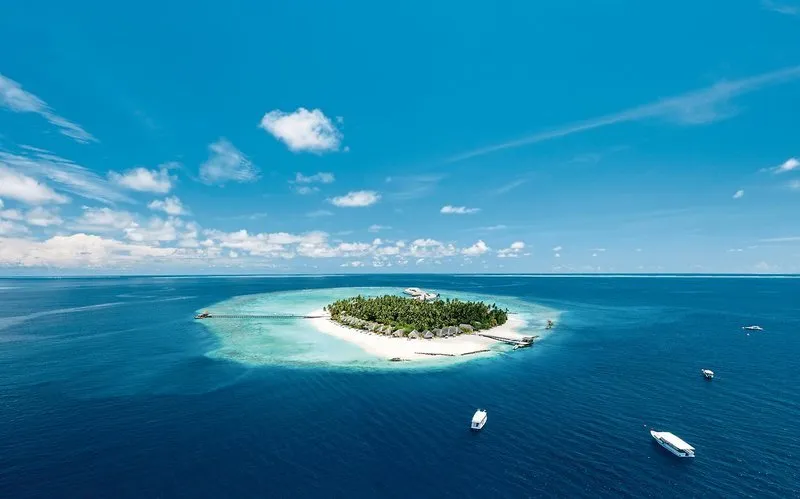 Zračni posnetek otoka Maagau z resortom Baglioni Maldives