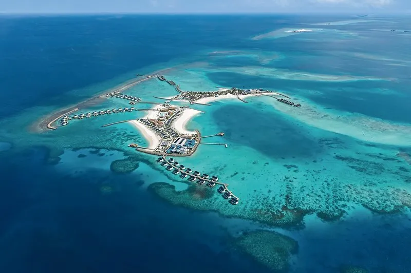 Zračni posnetek letovišča Centara Grand Lagoon Maldives s turkizno laguno