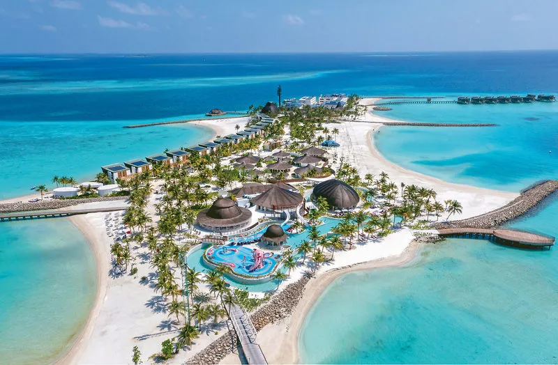 Zračni posnetek resorta Centara Mirage Lagoon Maldives z bazeni in laguno