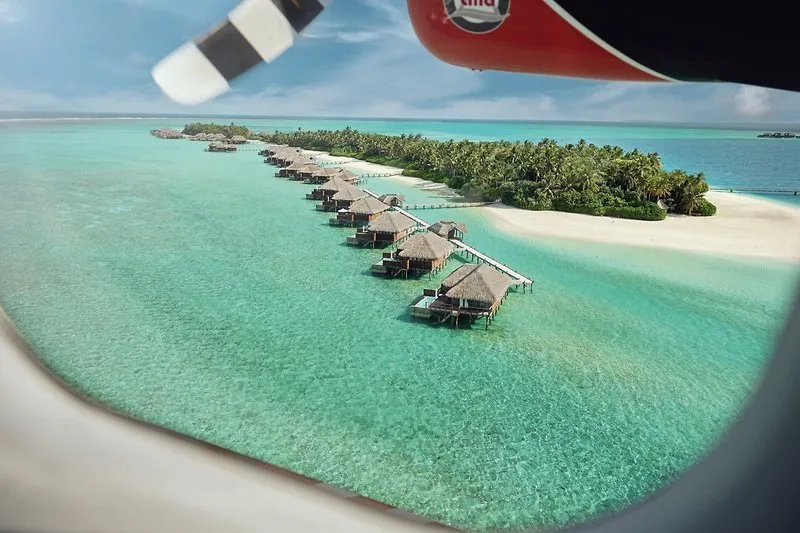 Zračni posnetek resorta Conrad Maldives Rangali Island s hidroplanom