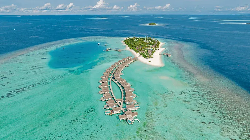 Zračni posnetek otoka Cora Cora Maldives s turkizno laguno in vodnimi vilami