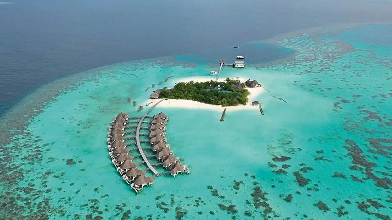 Letalski posnetek otoka Drift Thelu Veliga Retreat s turkizno laguno