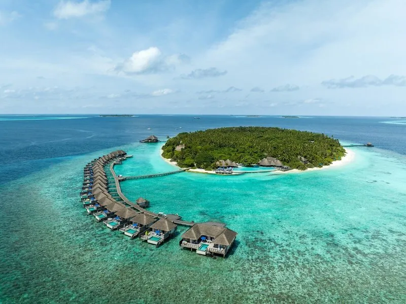 Zračni posnetek otoka Mudhdhoo in resorta Dusit Thani Maldives