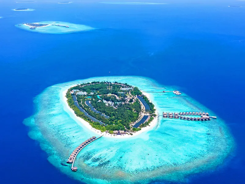 Furaveri Maldives otok iz zraka s turkizno laguno