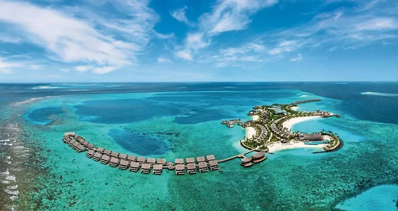 Zračni posnetek resorta Hilton Maldives Amingiri s turkizno laguno