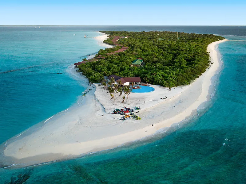 Celoten zračni posnetek otoka Hondaafushi in njegove dolge peščene plaže