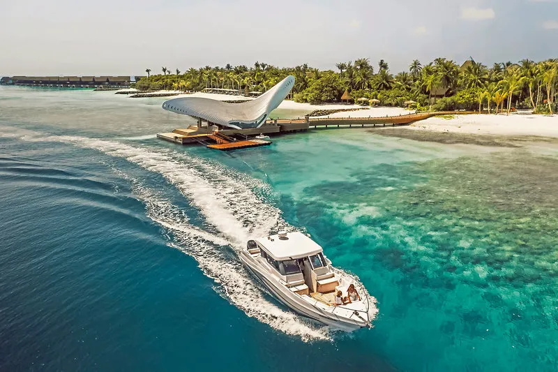 Prihod s čolnom v luksuzni wellness resort Joali Being