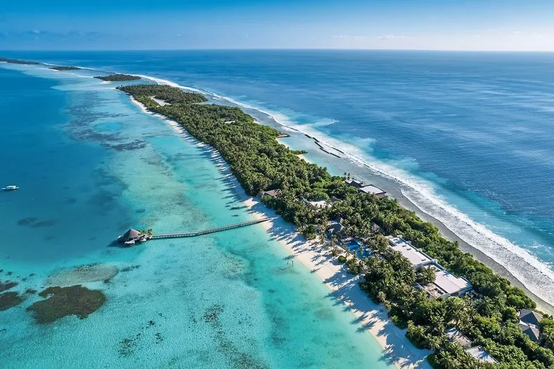 Zračni posnetek dolgega otoka Kandima Maldives s turkizno laguno