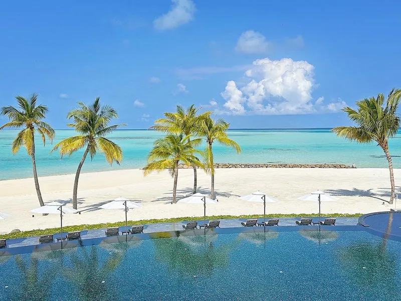 Pogled na neskončni bazen in turkizno morje na Maldivih