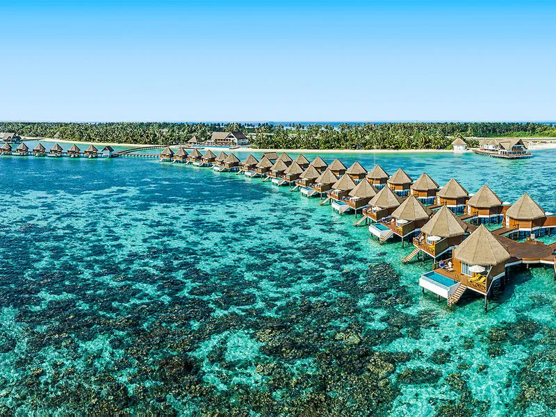 Zračni posnetek vodnih vil v resortu Mercure Maldives Kooddoo