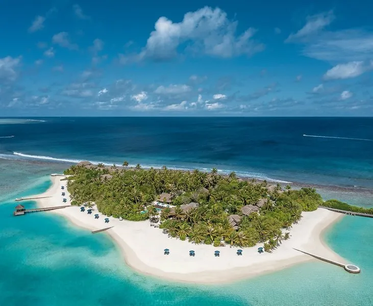 Letalski posnetek luksuznega otoka Naladhu Private Island z belimi plažami