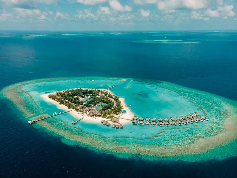 Zračni posnetek otoka Nova Maldives s hišnim grebenom