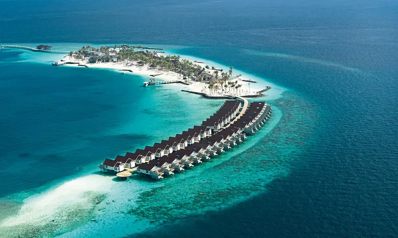 Zračni posnetek OBLU SELECT Lobigili z vodnimi vilami in turkizno laguno