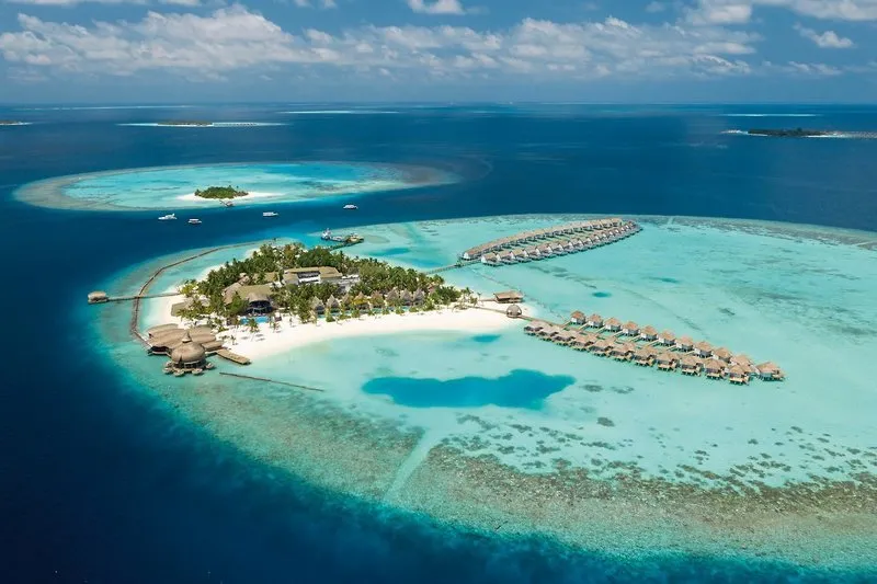 Zračni posnetek otoka Outrigger Maldives Maafushivaru s turkizno laguno