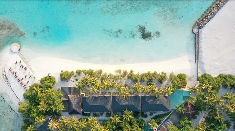 Zračni posnetek hotela Pearl Sands of Maldives na otoku Huraa