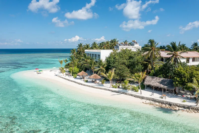 Zračni posnetek hotela Plumeria Maldives ob turkizni laguni otoka Thinadhoo