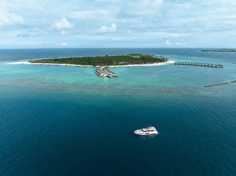Zračni posnetek otoka Raaya by Atmosphere na Maldivih