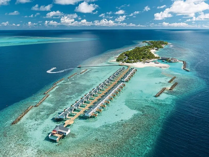 Zračni posnetek otoka Sentido OBLU Helengeli s turkizno laguno in vilami na vodi