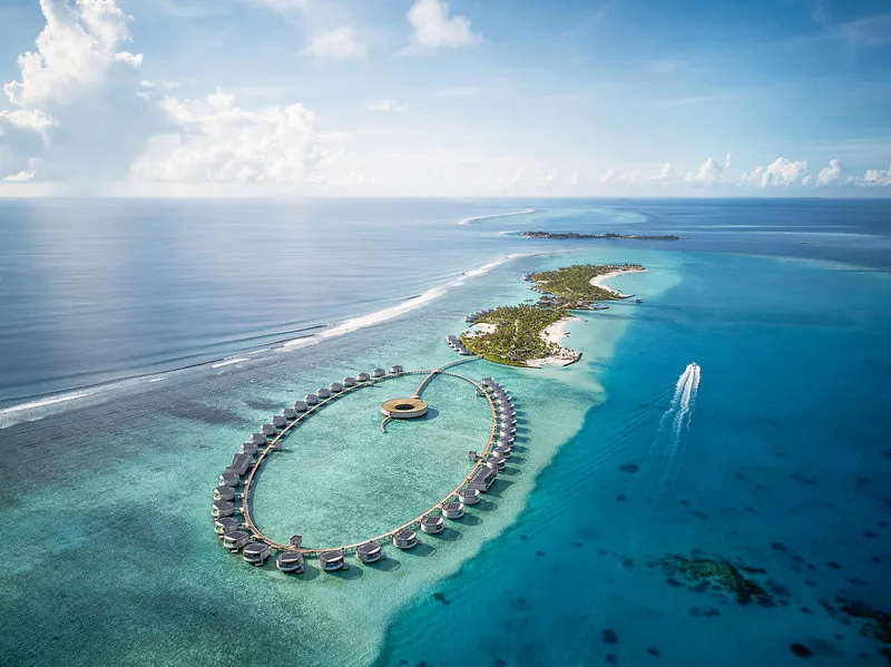 Letalski posnetek resorta The Ritz-Carlton Maldives s krožnimi nadvodnimi vilami