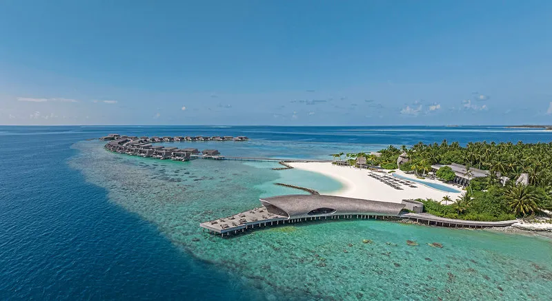 Zračni posnetek resorta St. Regis Maldives Vommuli z nadvodnimi vilami