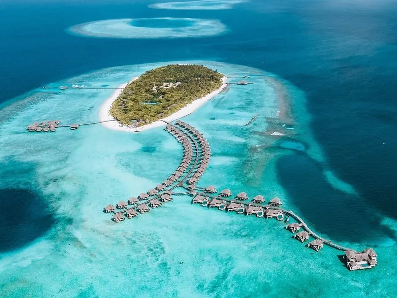 Zračni posnetek otoka Vakkaru Maldives z vodnimi vilami in turkizno laguno